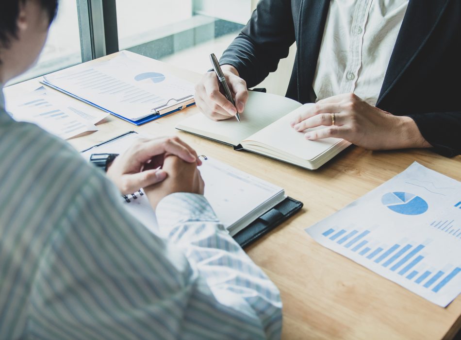 Cahema Asesores negocio de revisión y firma de bolígrafos, contrato de compra de vivienda, enfoque selectivo