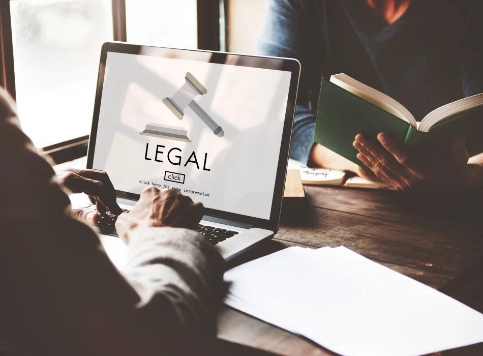 Asesor explica los derechos legales a su cliente