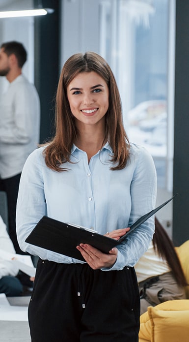 Persona sonriente, feliz de ser atendida en un caso de asesoramiento laboral mensual