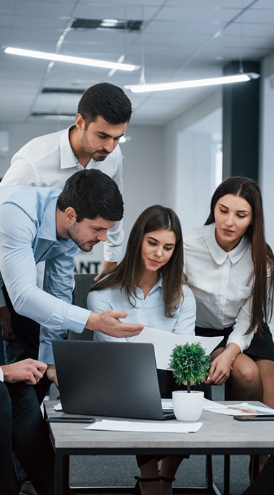 Grupo de expertos asesores, asesorando a una persona en un servicio laboral mensual.